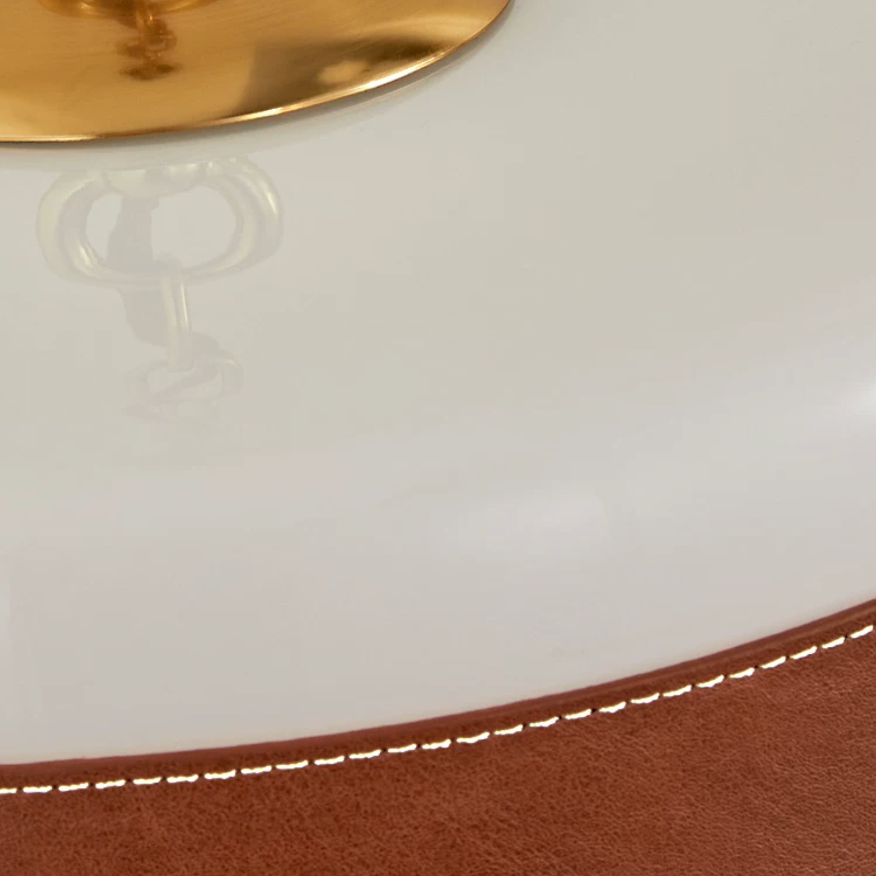 Texture en verre laiteux et détails en laiton sur la face inférieure