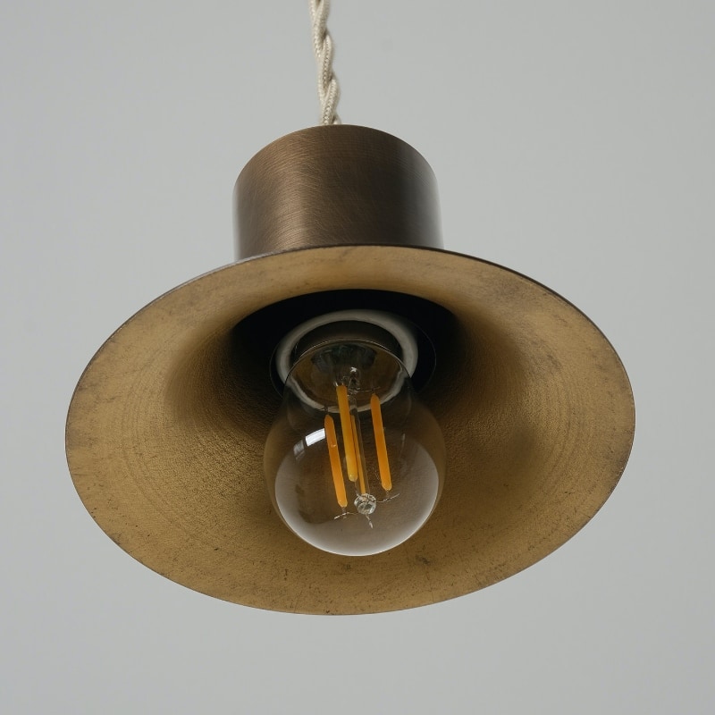 Vue sous l'abat-jour montrant l'ouverture de la lampe et la position de l'ampoule