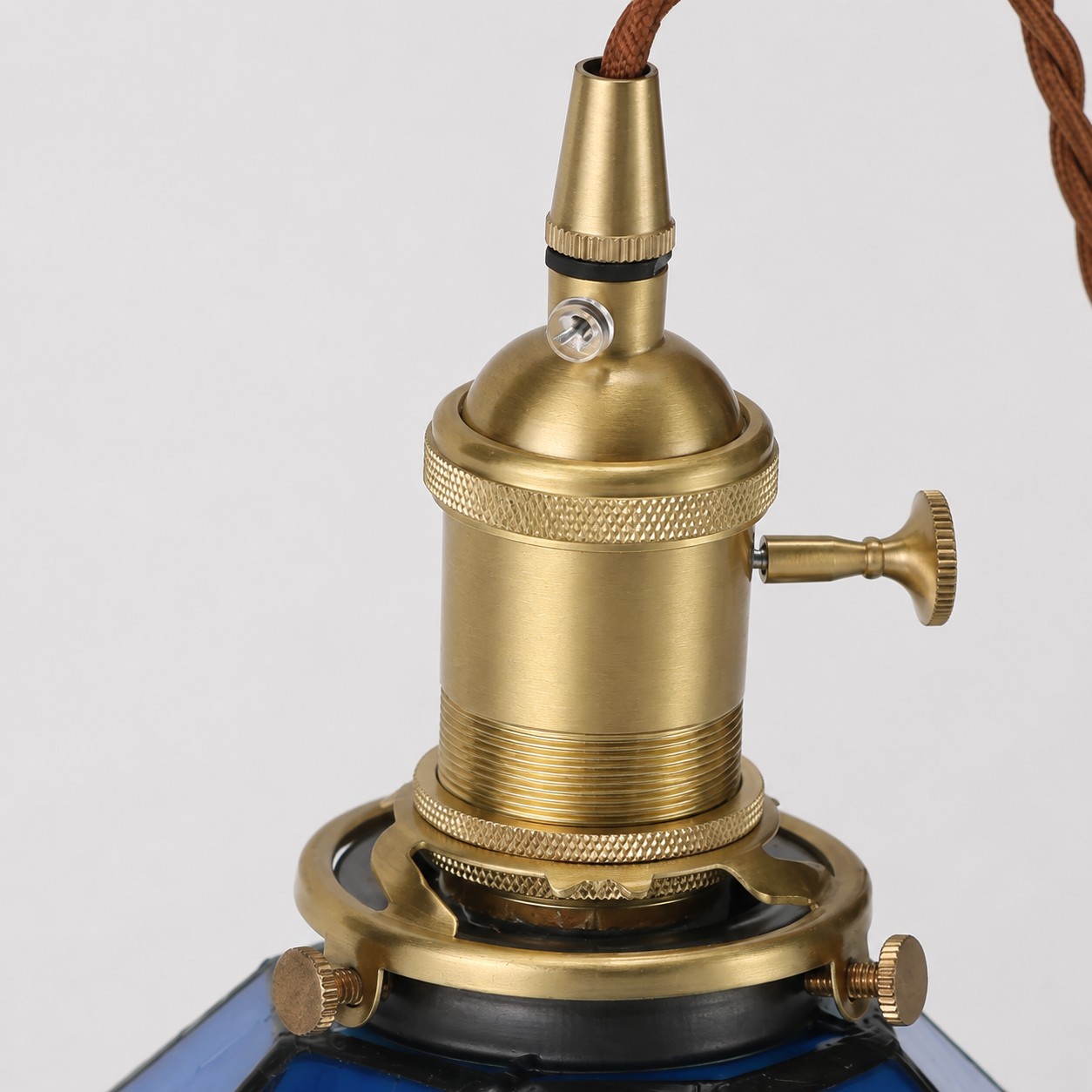 Détails du matériau de la suspension en vitrail artisanal