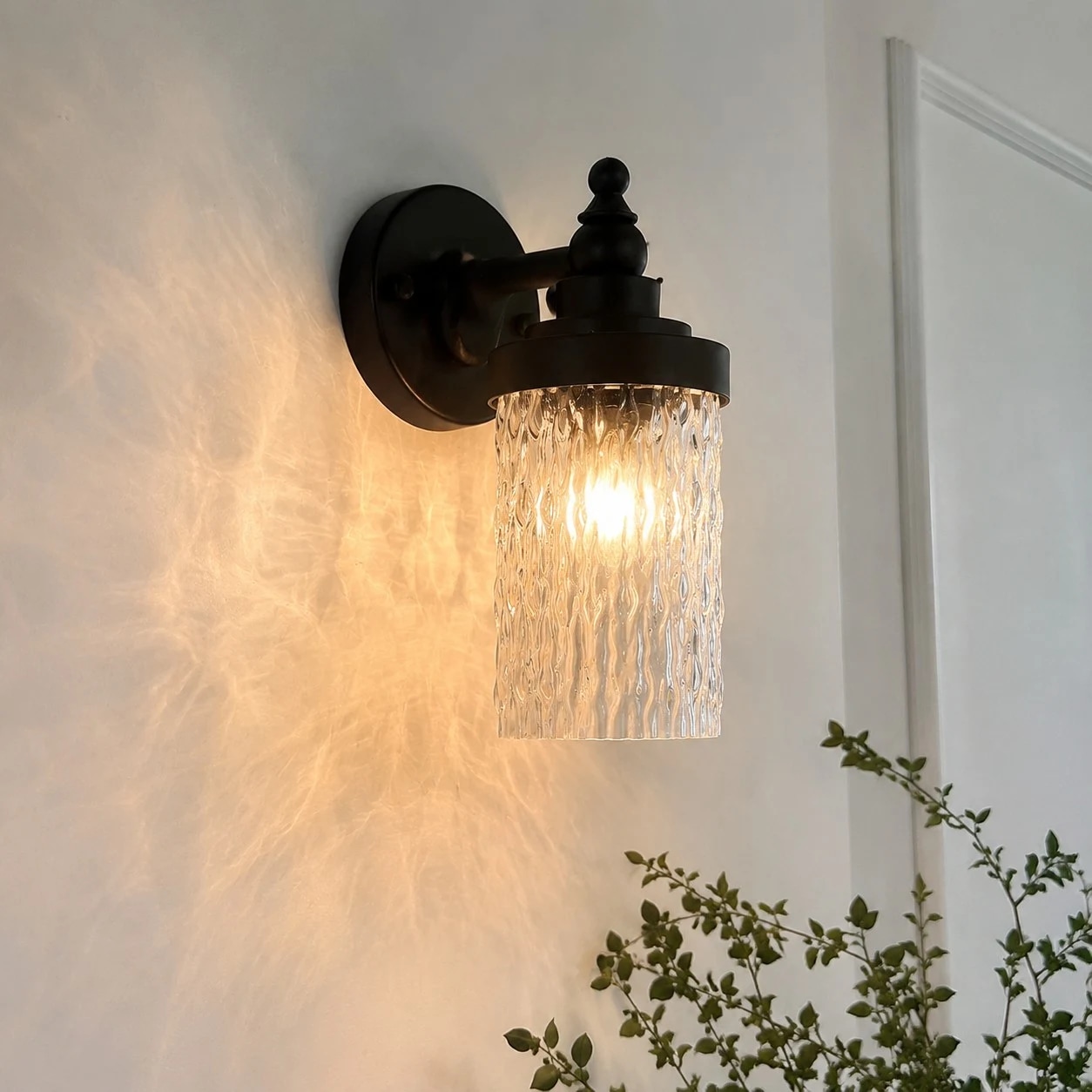 Applique murale diffusant une lumière chaude dans un coin de couloir