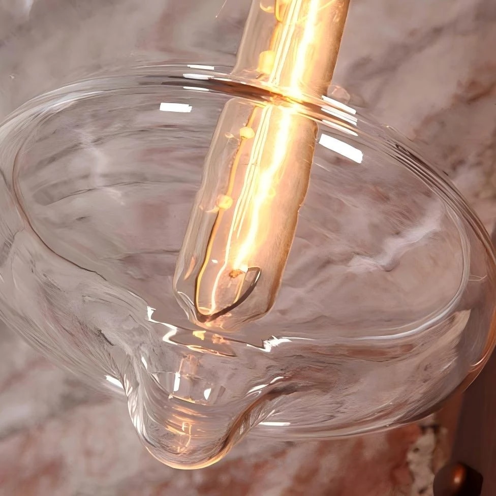 Abat-jour en verre transparent et détails de la douce lueur de l'ampoule