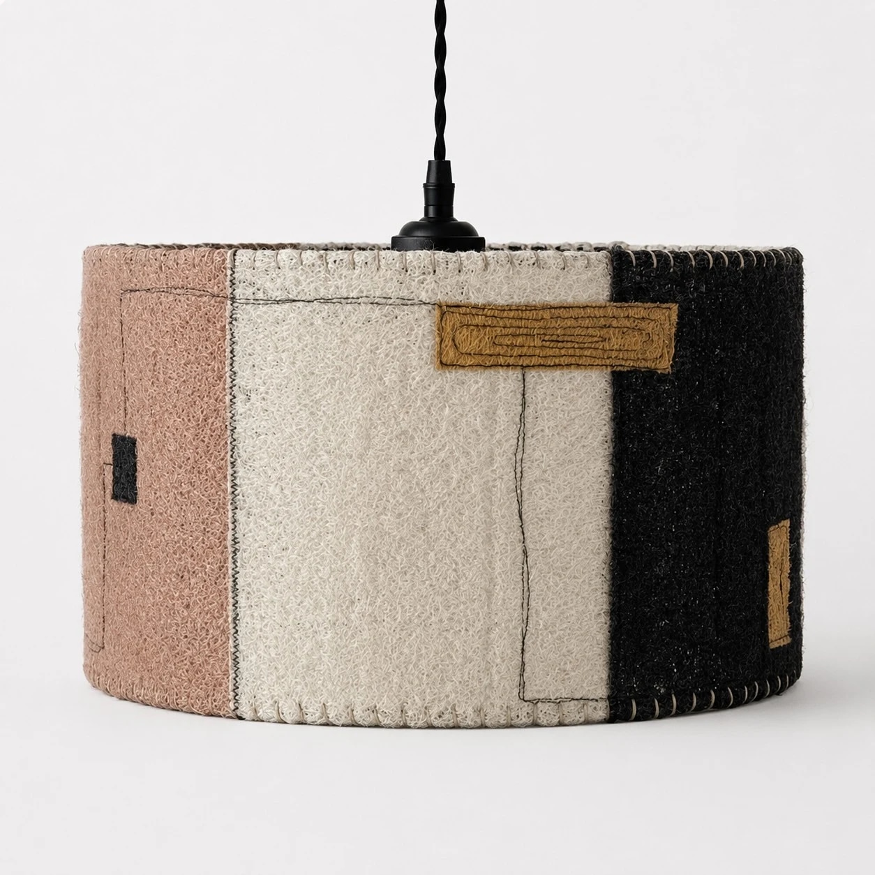 Grande lampe suspendue en luffa naturel sur fond blanc