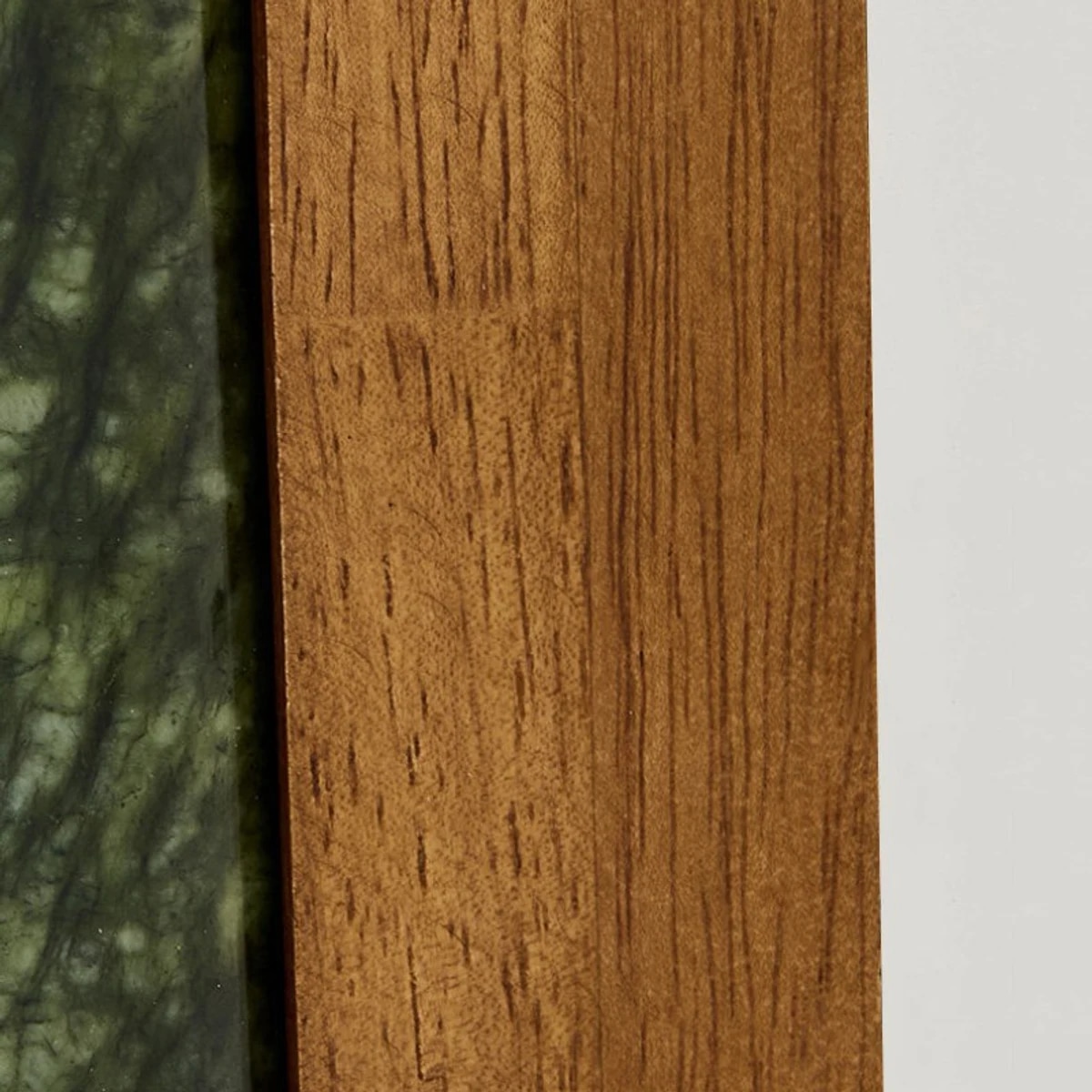Applique murale avec détail en jade vert et en bois au dos