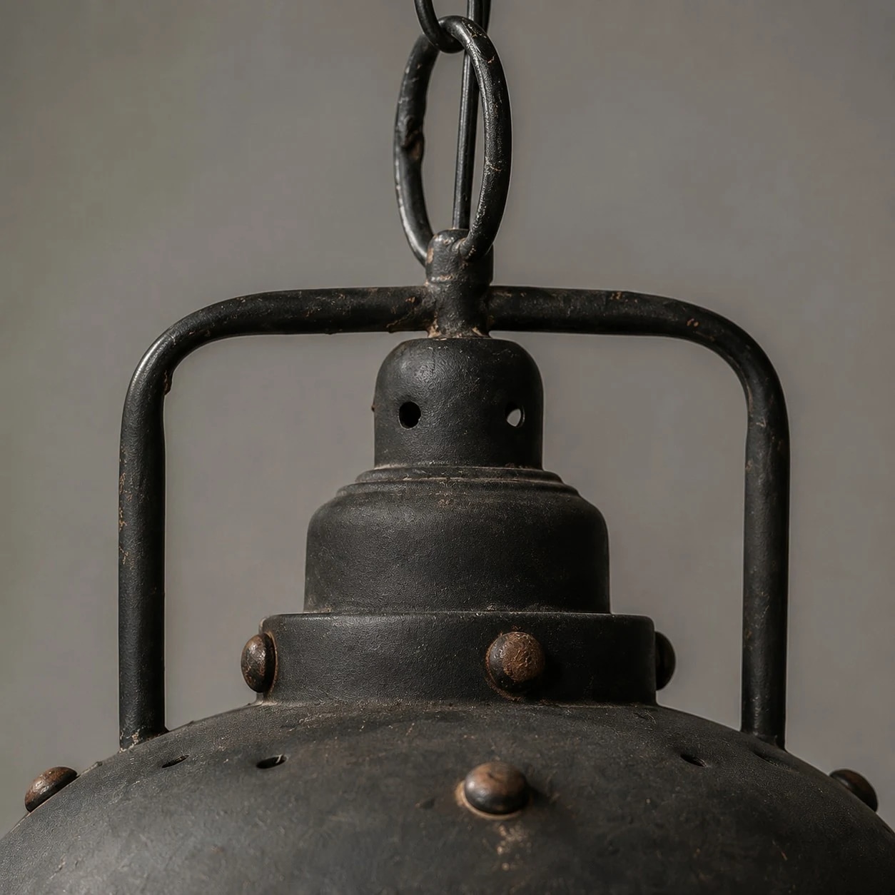 Texture métallique vieillie, détails de rivets et intérieur légèrement patiné.