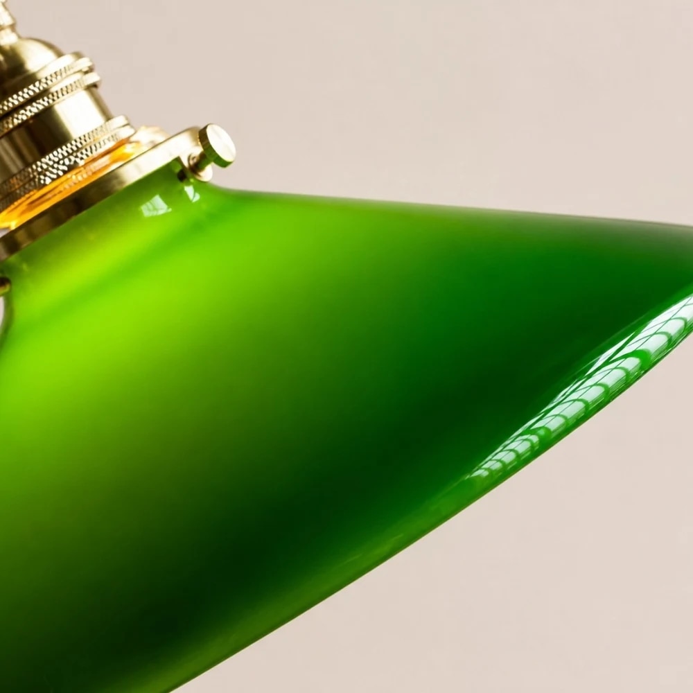 Détails de la suspension en verre vert conique et de la quincaillerie en laiton