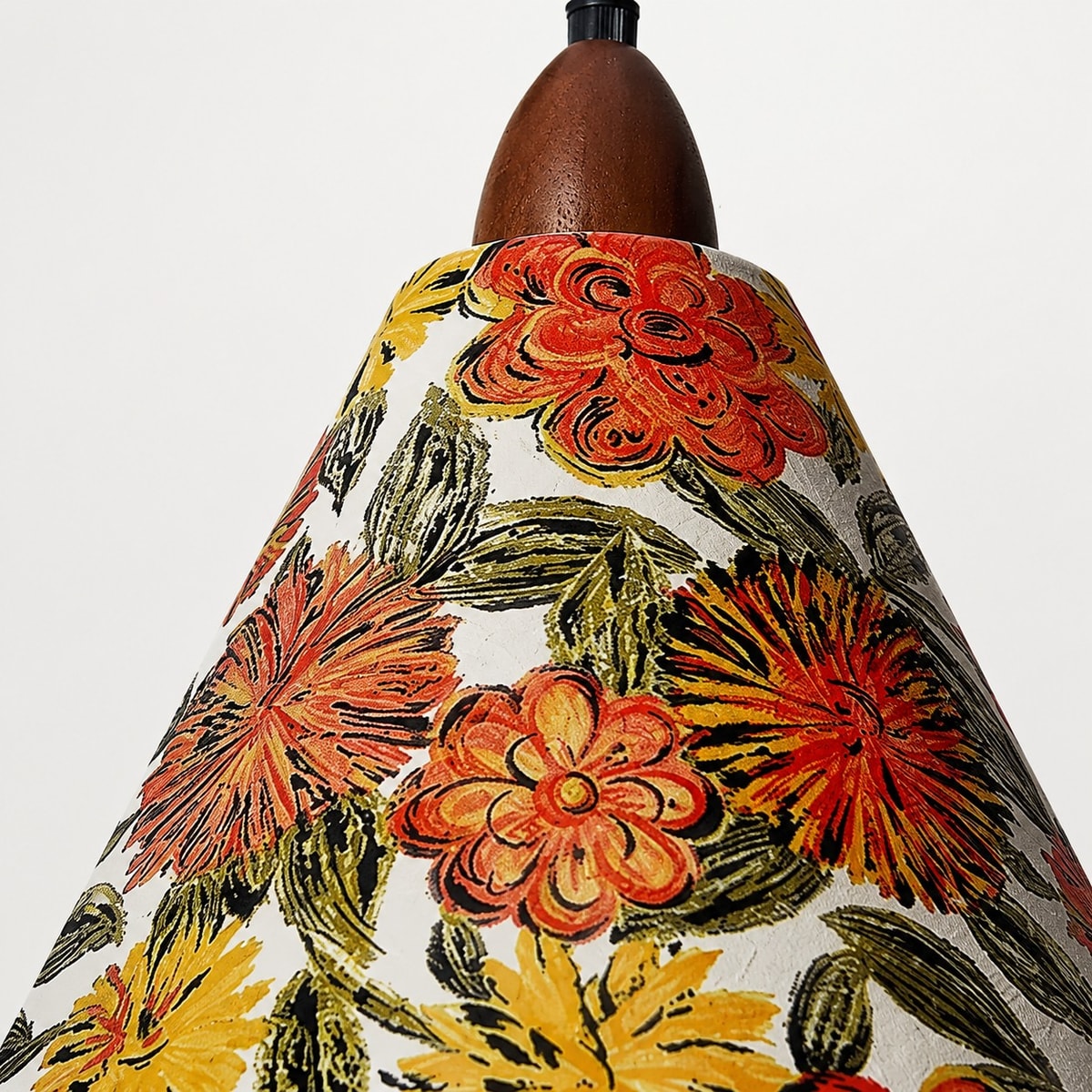 Gros plan sur l'abat-jour suspendu en tissu à motif floral et l'ampoule à lumière chaude
