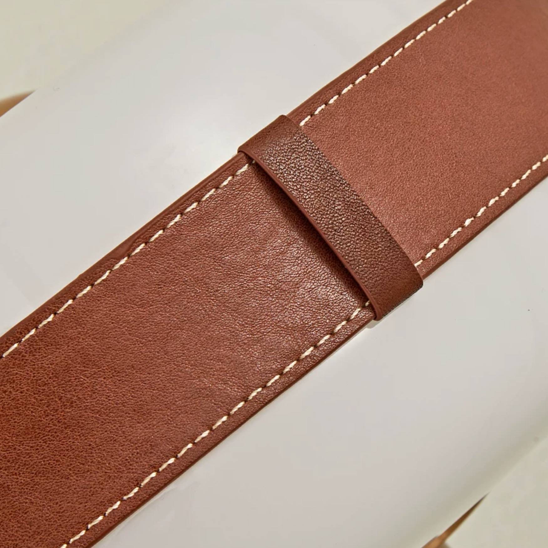 Gros plan sur le bracelet en simili cuir cousu