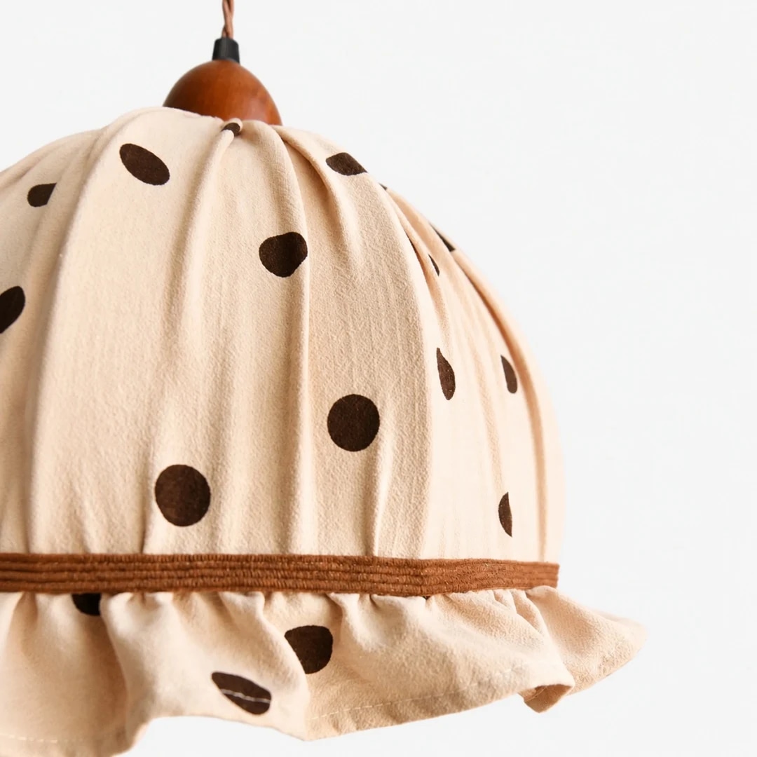 Suspension en tissu crème à pois dans un intérieur chaleureux