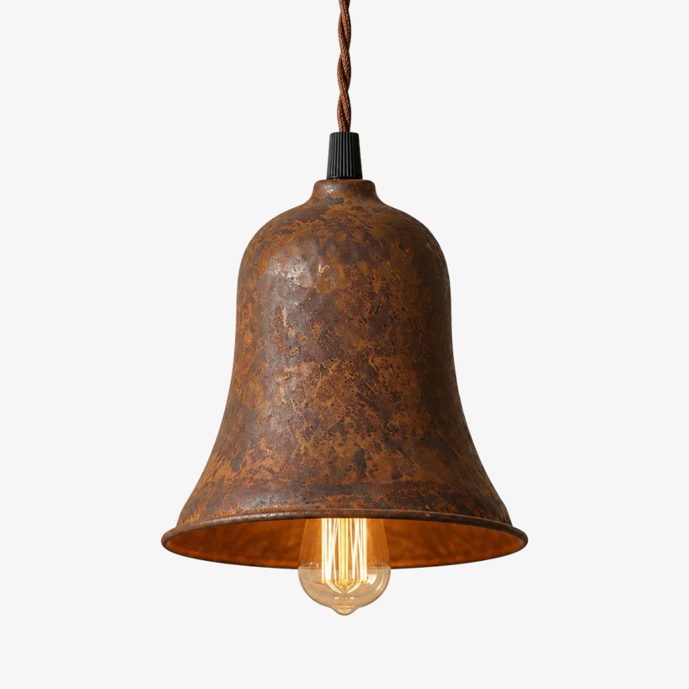 Suspension en forme de cloche en métal rouille avec ampoule chaude exposée