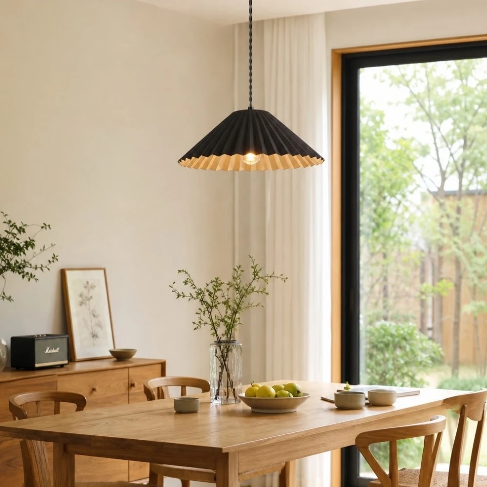 Luminária pendente em forma de cúpula de metal preto sobre a mesa de jantar