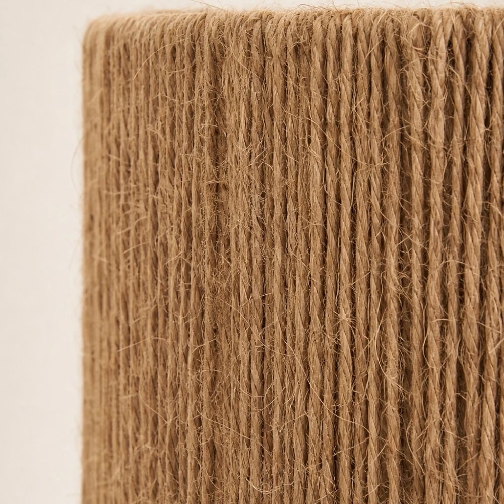 Gros plan sur la texture d'un abat-jour en corde de chanvre tissée
