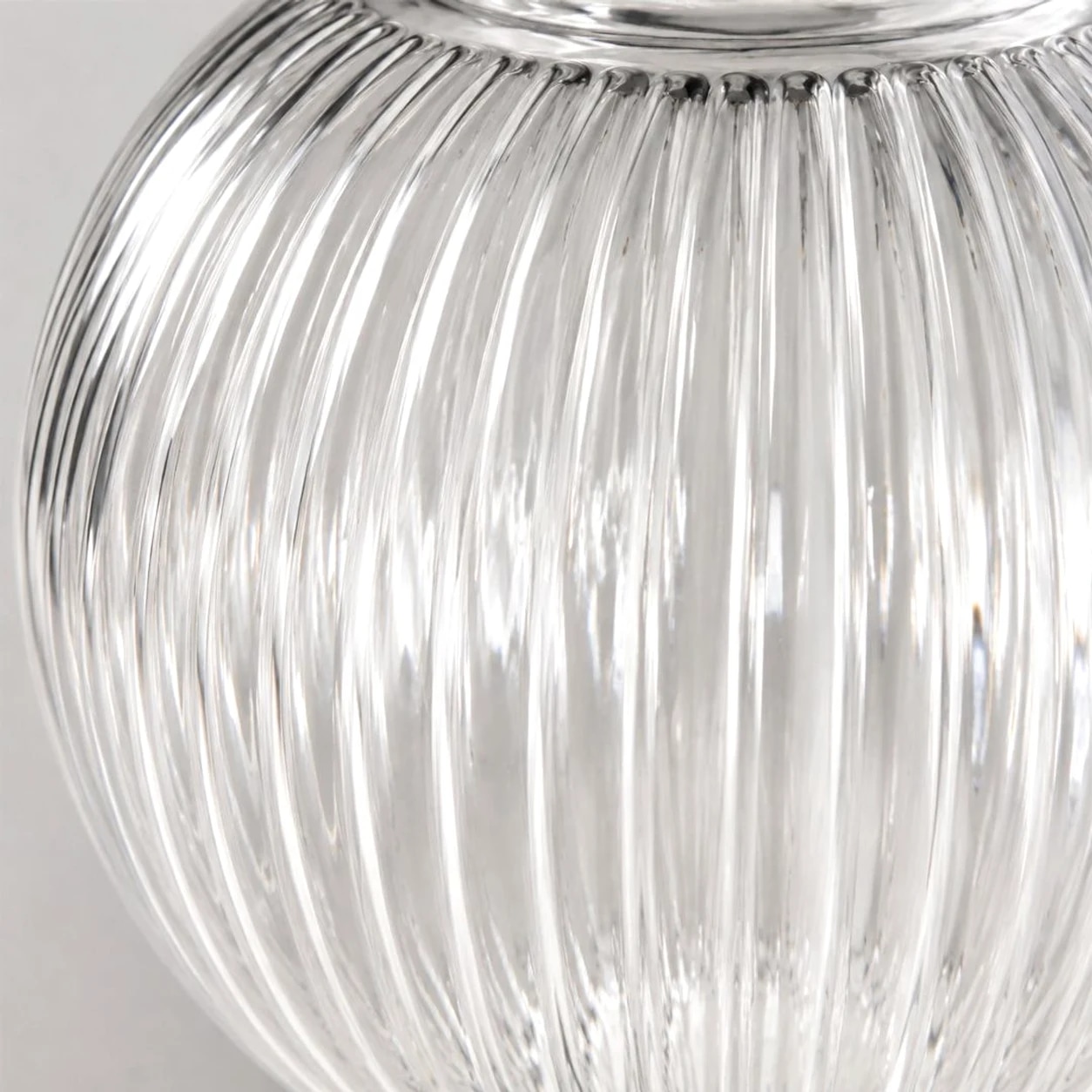Gros plan sur la texture de l'abat-jour en verre côtelé