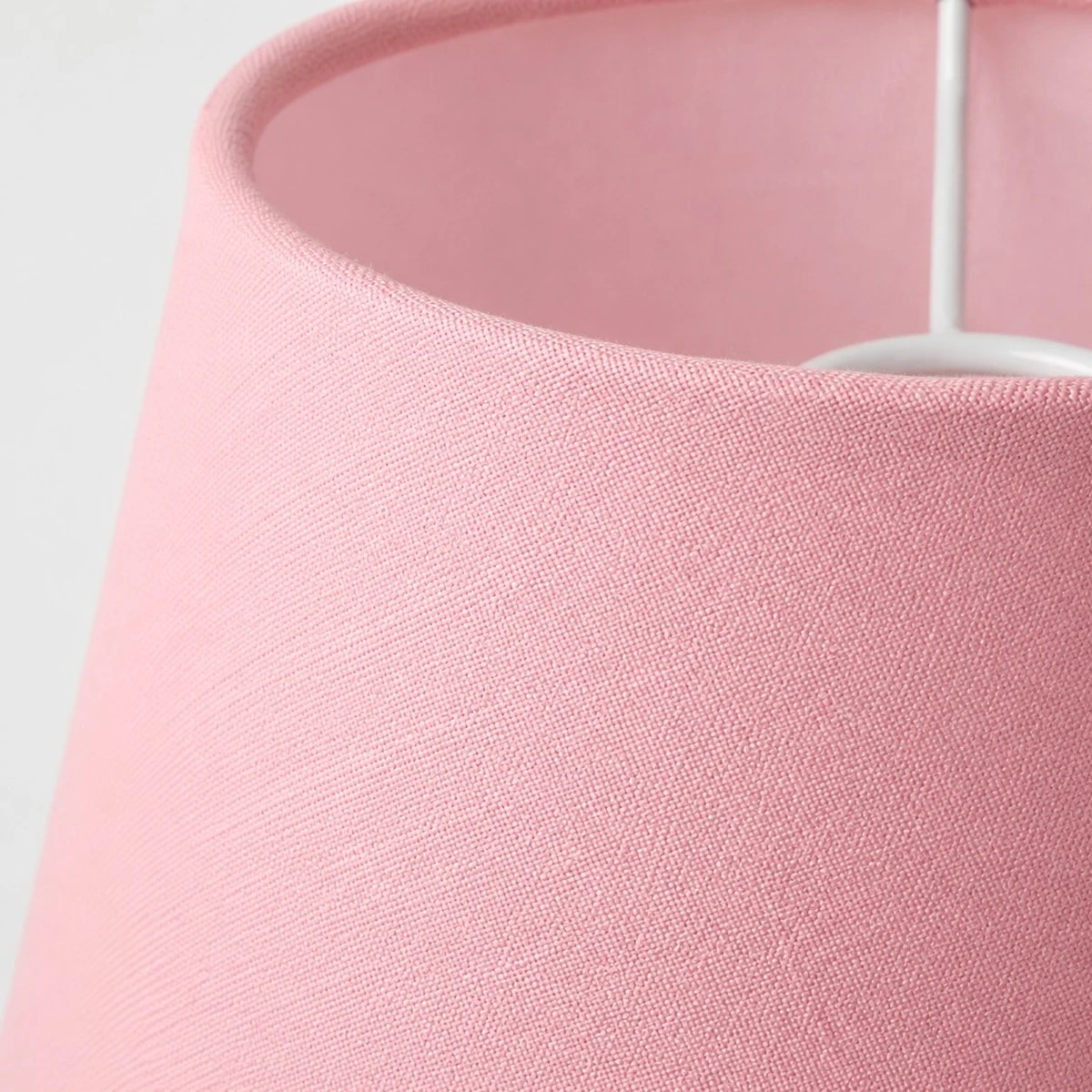 Vista de cerca de la textura de la tela rosa