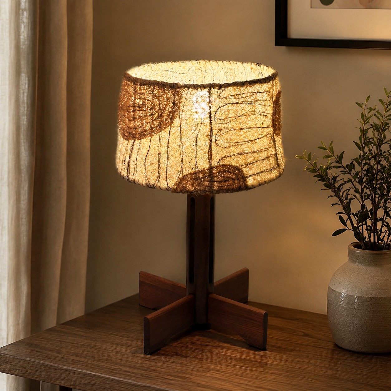 Lámpara de mesa de lufa natural con un estilo que evoca un interior cálido.