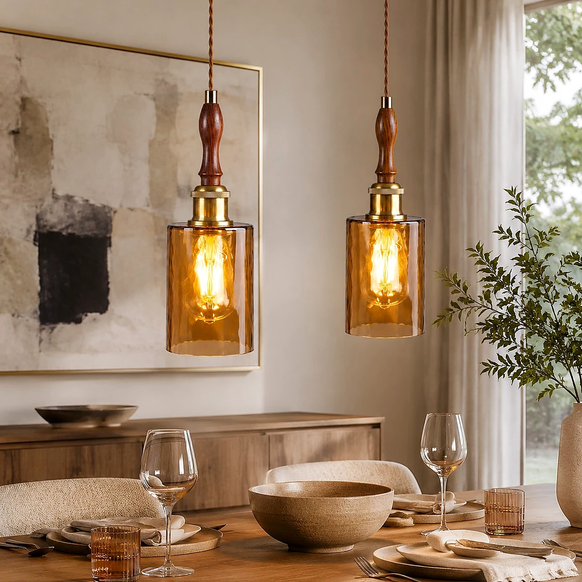 Par de lámparas colgantes de madera con cristal ámbar sobre una mesa de comedor.
