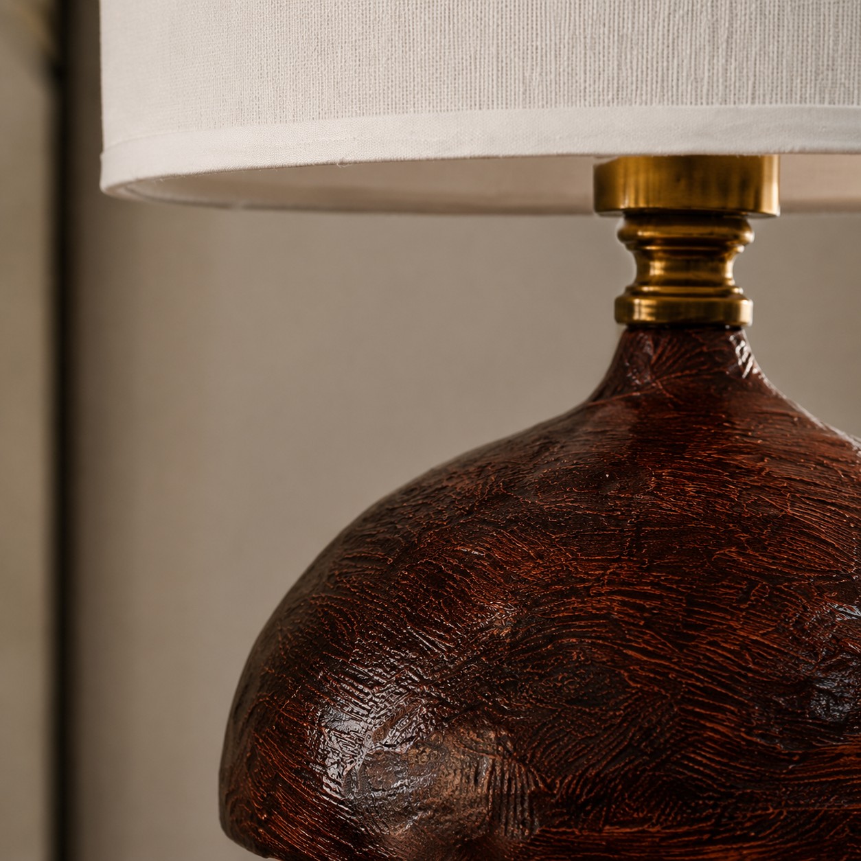 Vista de cerca del cuerpo de resina con textura de vetas de madera y el borde de la pantalla.