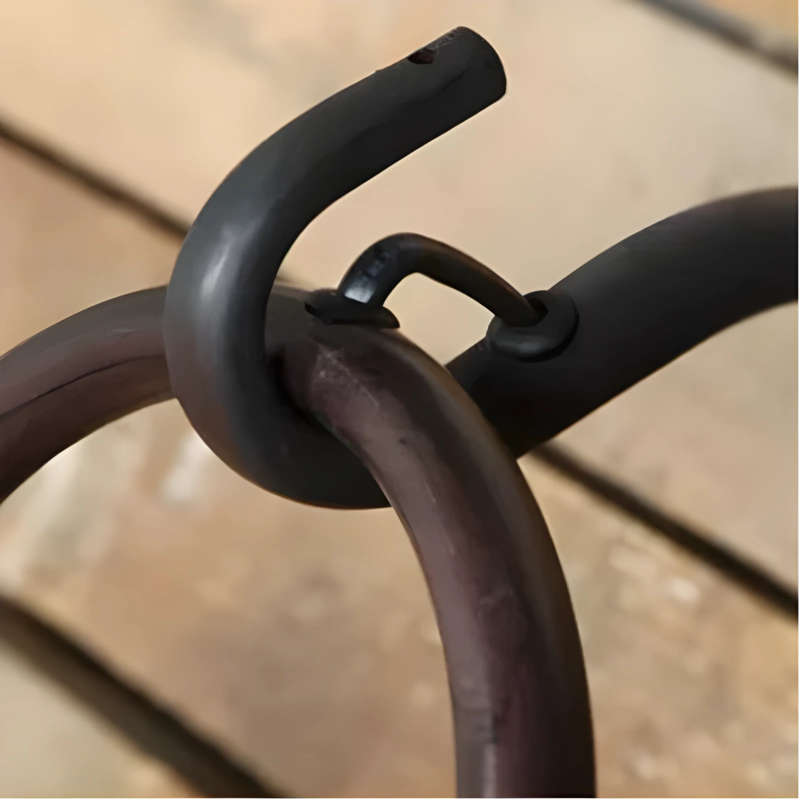 Detalle de anillo y gancho de metal negro