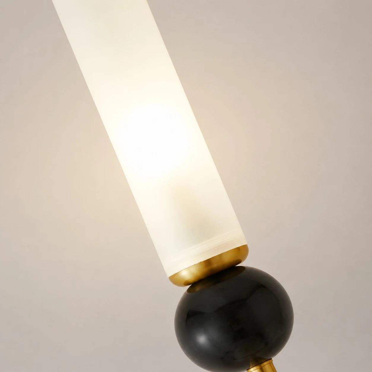 Tubo acrílico y detalle de latón