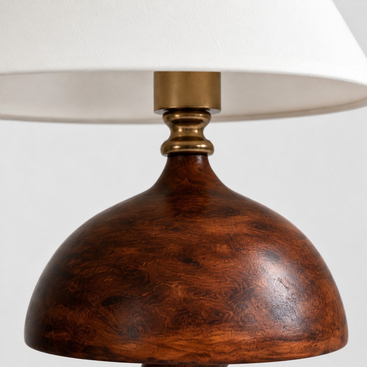 Detalle de la carrocería de resina con vetas de madera bajo una tela.