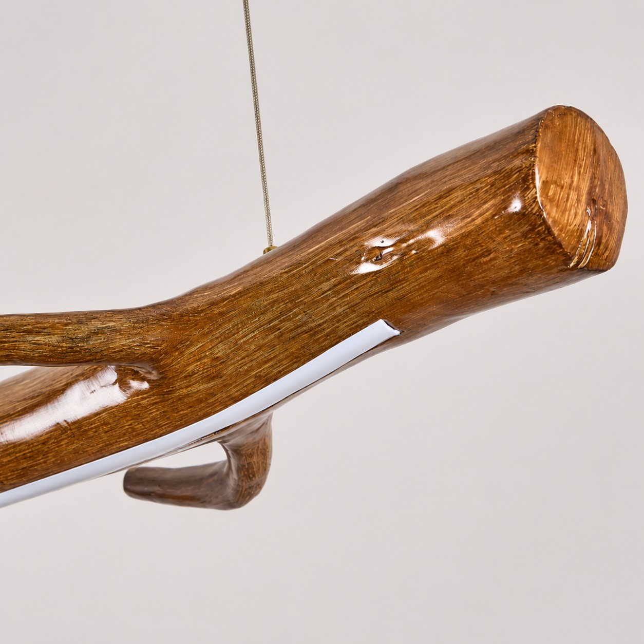 Hanglamp met lineaire takken van hars in houtkleur, harsstructuur