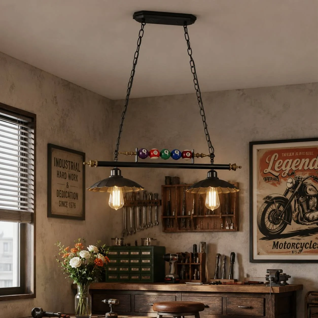 Lámpara de araña cálida con múltiples luces colocada sobre una barra de bar de estilo vintage.