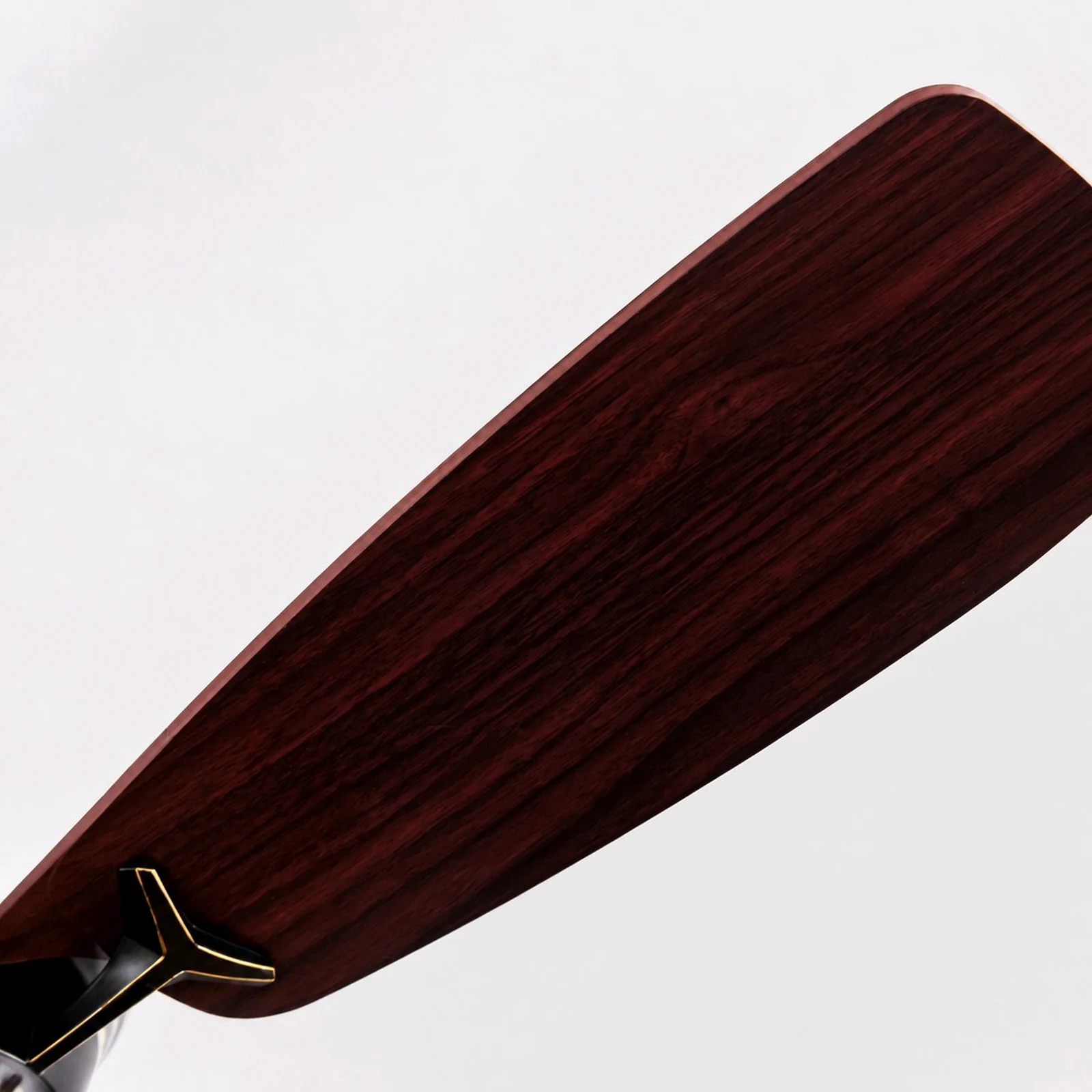 Detalle de la hoja con aspecto de madera oscura