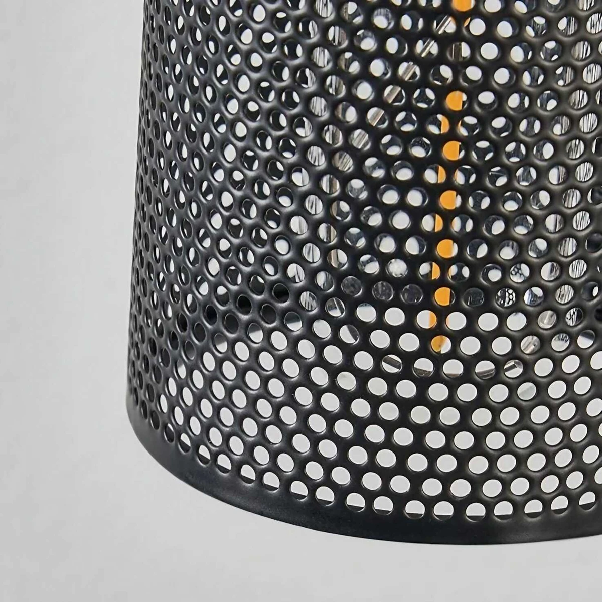 Nahaufnahme des perforierten schwarzen Metallgitterschirms