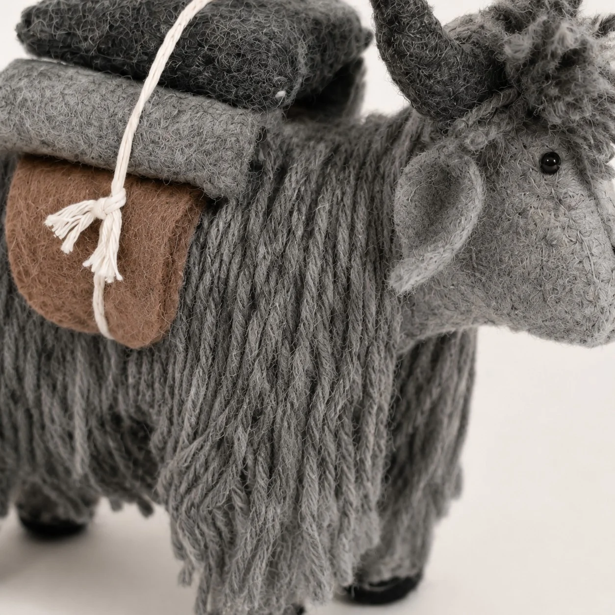 Adorno de yak de fieltro de lana de Nepal hecho a mano