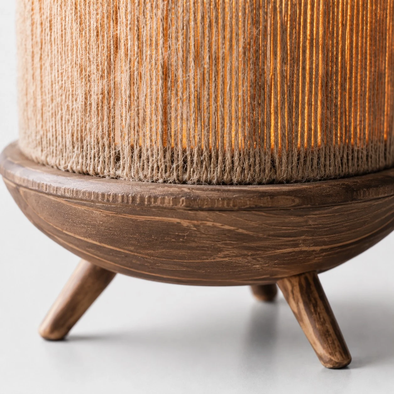 Base de madera y detalle de la pantalla