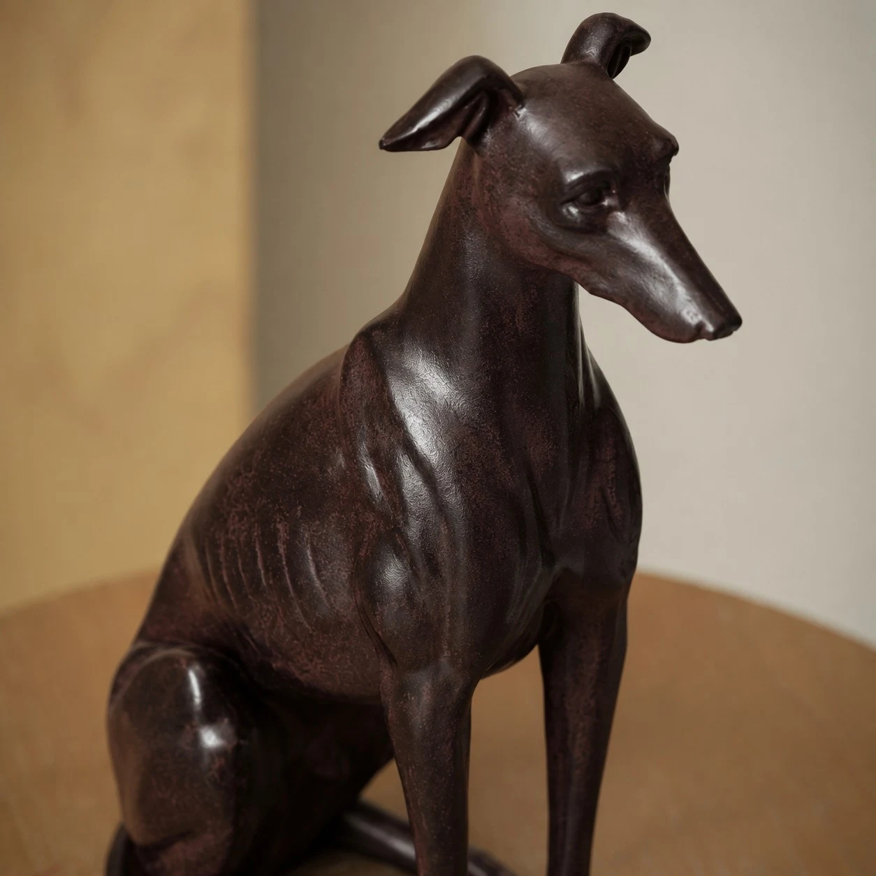 Detalle de acabado de la escultura decorativa de perro galgo de resina