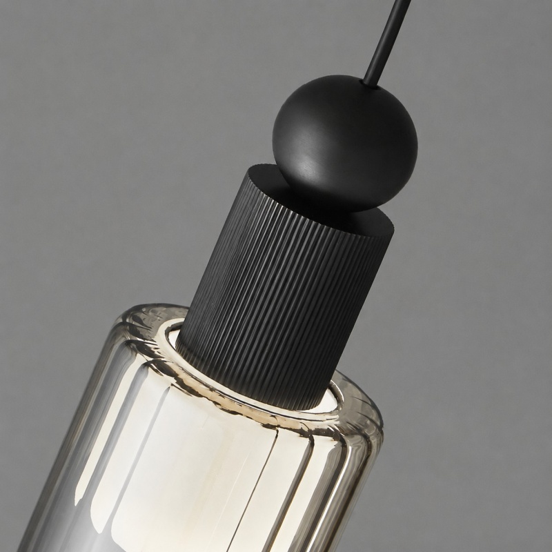 Hanger van geribbeld koperzwart glas, detailweergave