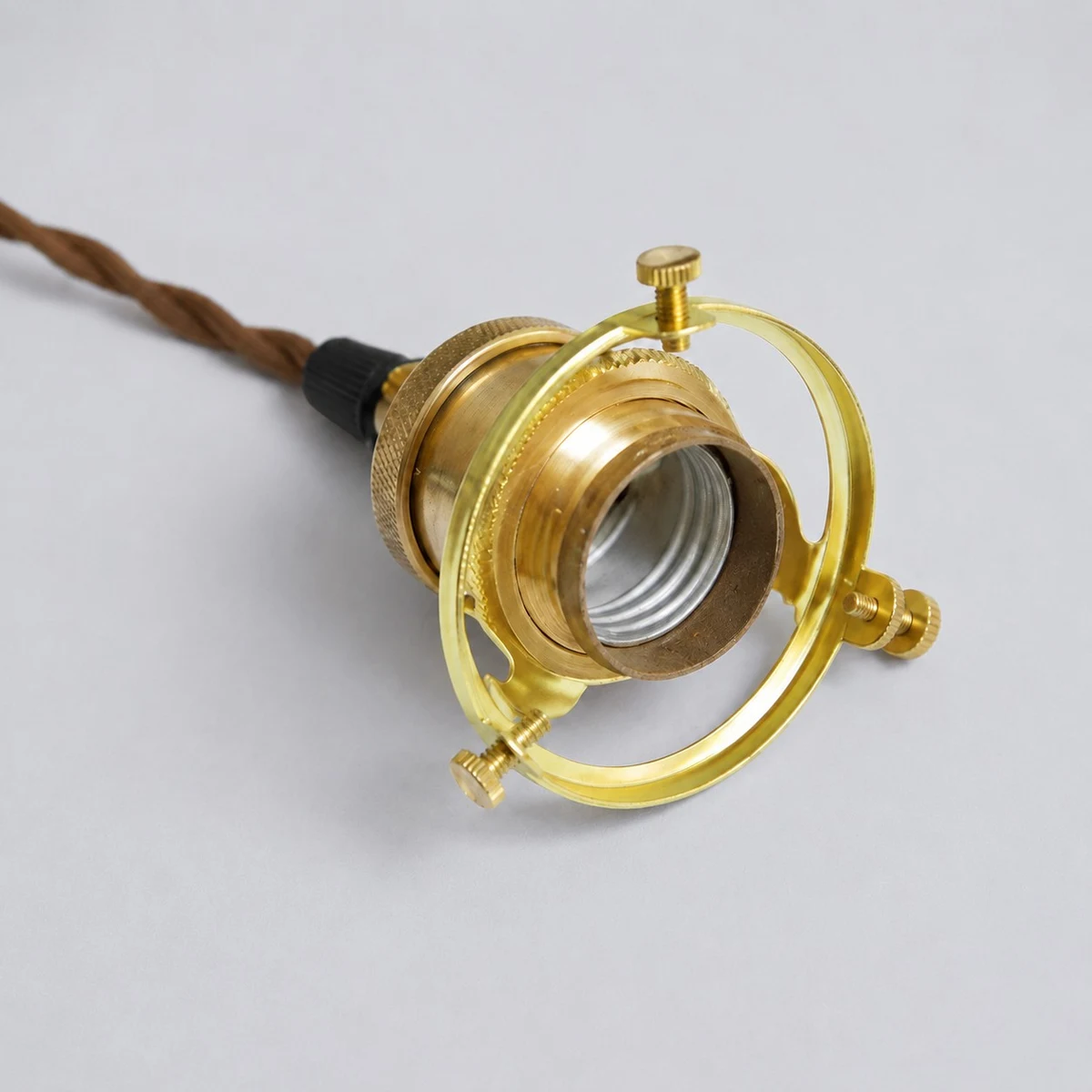 Détail d'une douille en laiton antique sur fond gris
