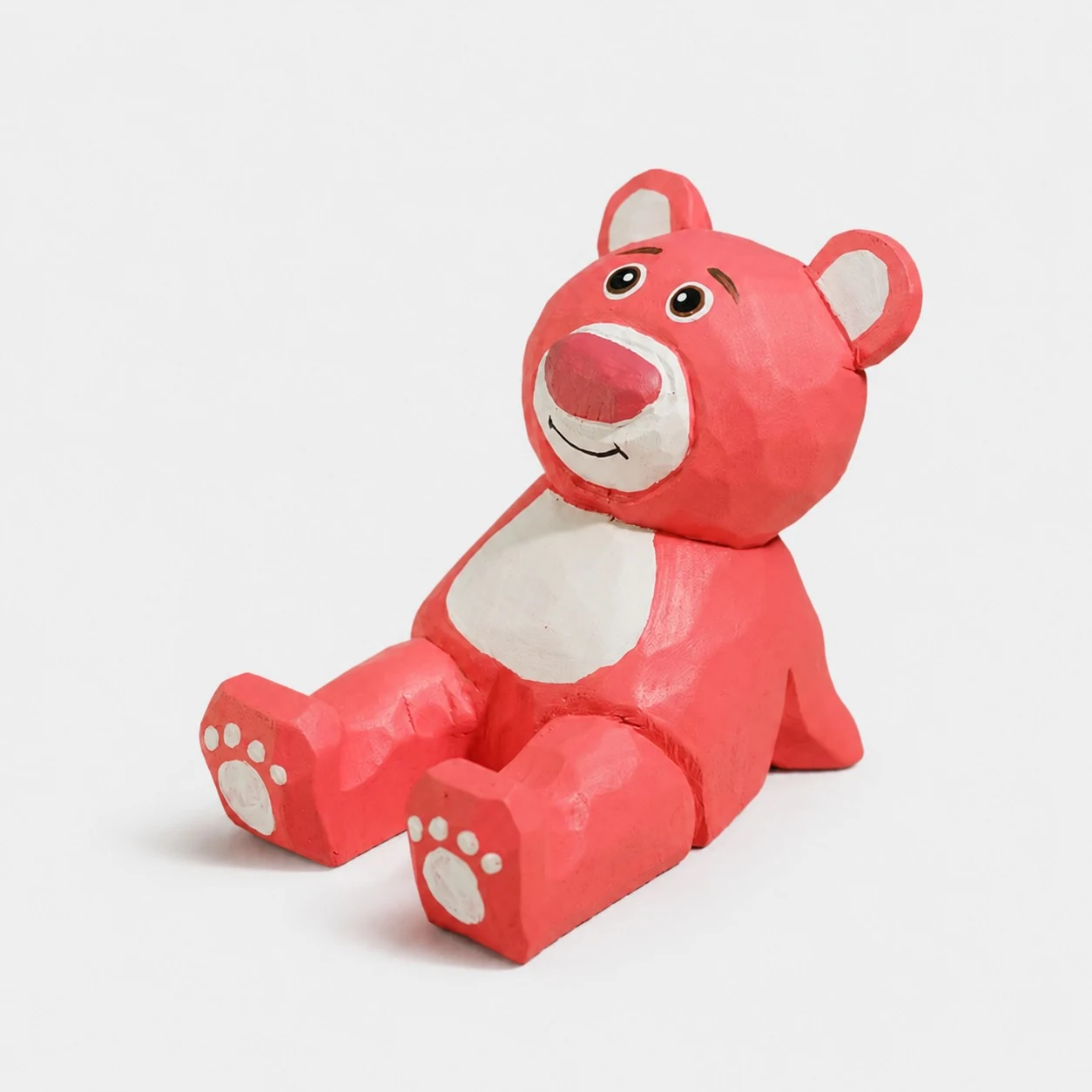 Supporto per telefono in legno intagliato a mano a forma di orsetto fragola.