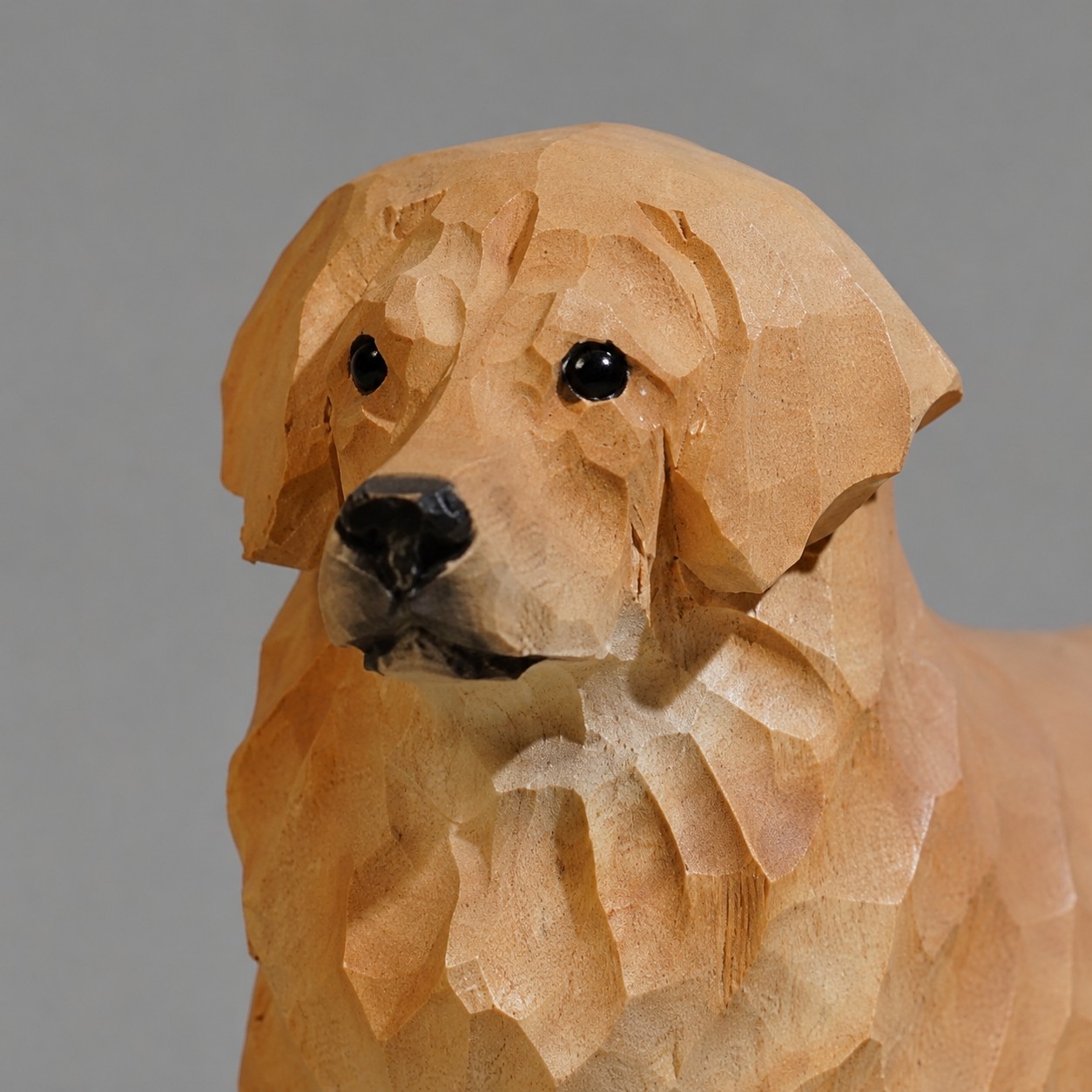 Detalle de la cara del adorno de golden retriever