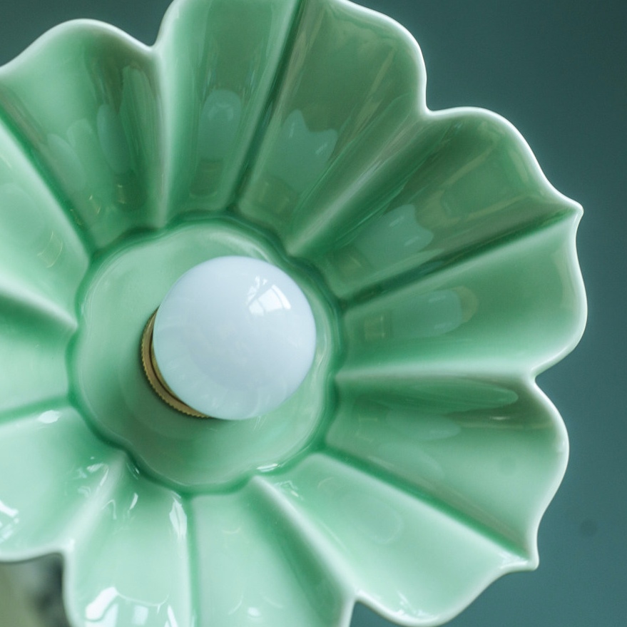 Unterseite des Lotus-Keramik-Pendelschirms