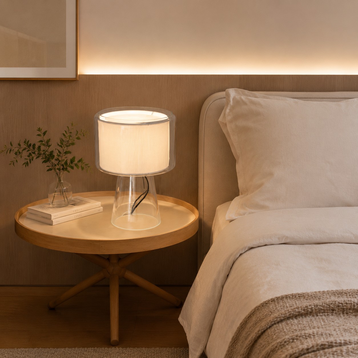 Lámpara de mesa de cristal natural con pantalla de tela en ambiente de habitación.