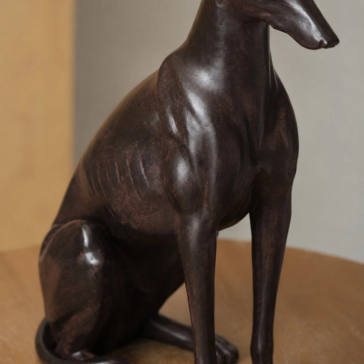 Escultura de perro galgo de resina, decoración con detalles del cuerpo