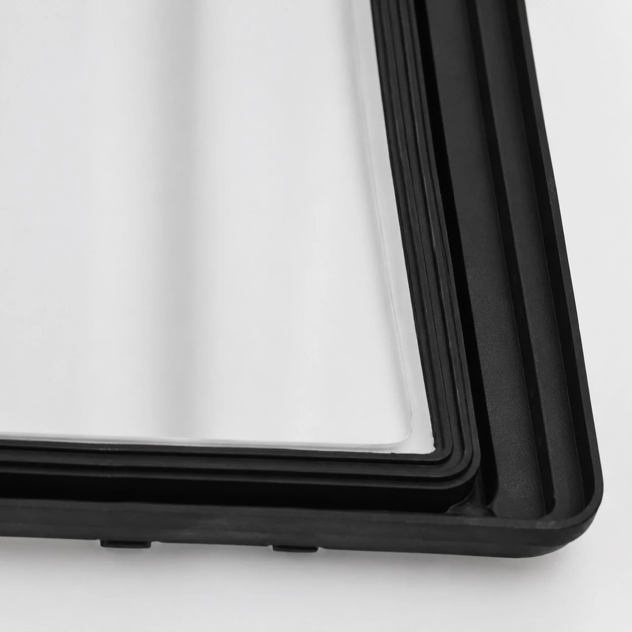 Primer plano del marco negro y la pantalla de cristal blanco.
