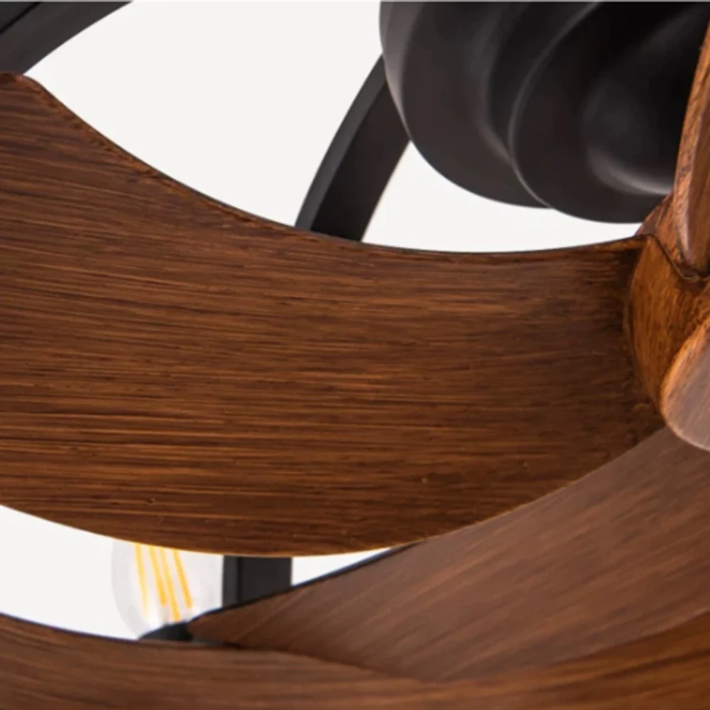 Vista de cerca de una hoja decorativa con vetas de madera curvas.