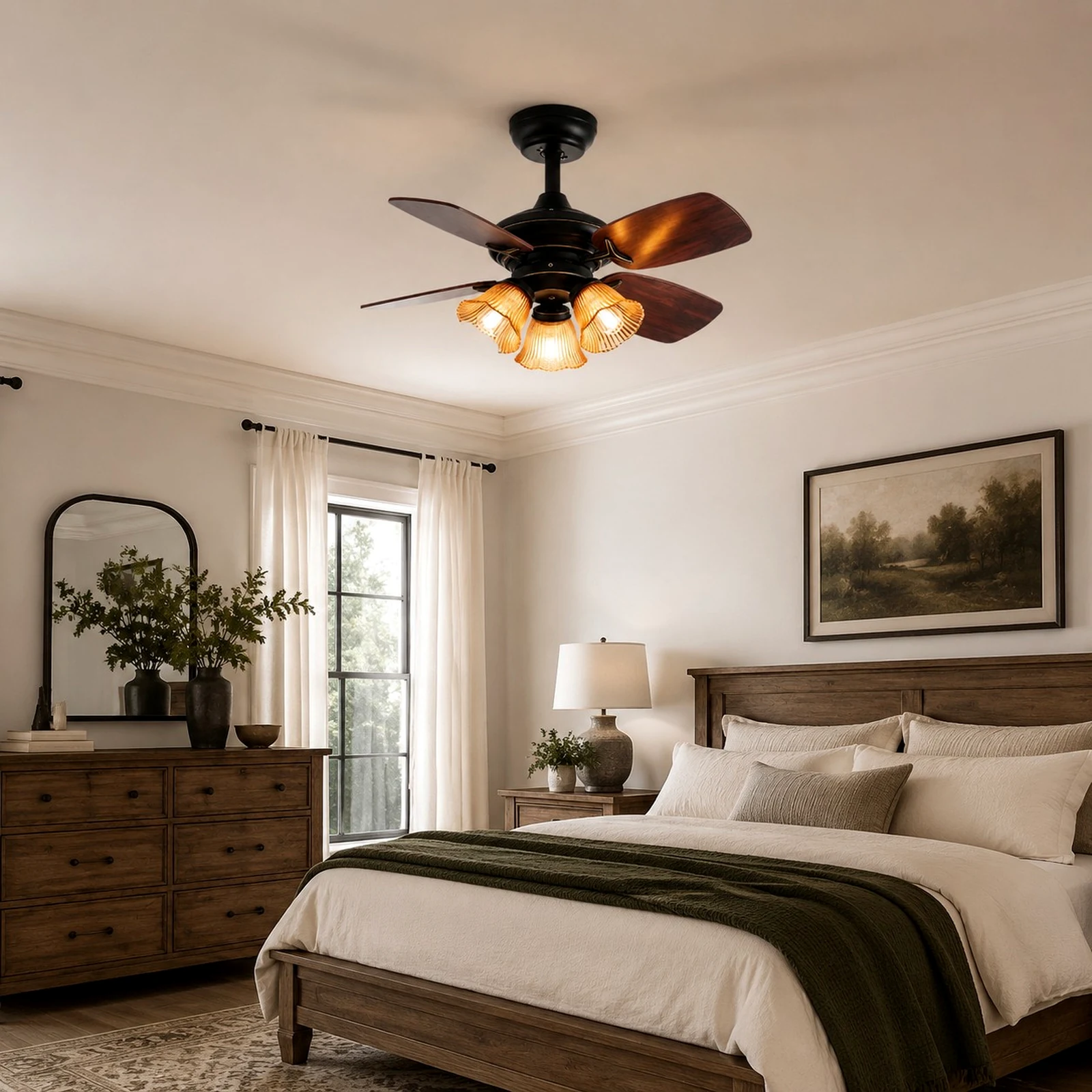 Ventilador de techo con luz de cristal negro ámbar instalado en un dormitorio