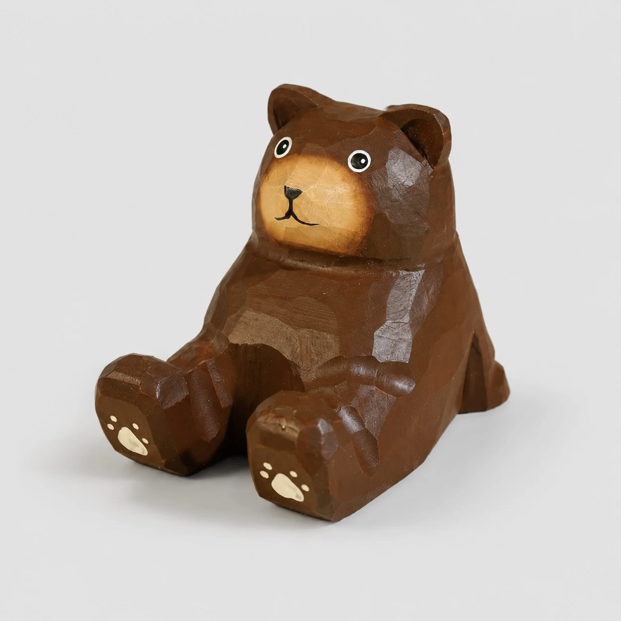 Supporto per telefono in legno intagliato a mano a forma di orso bruno.