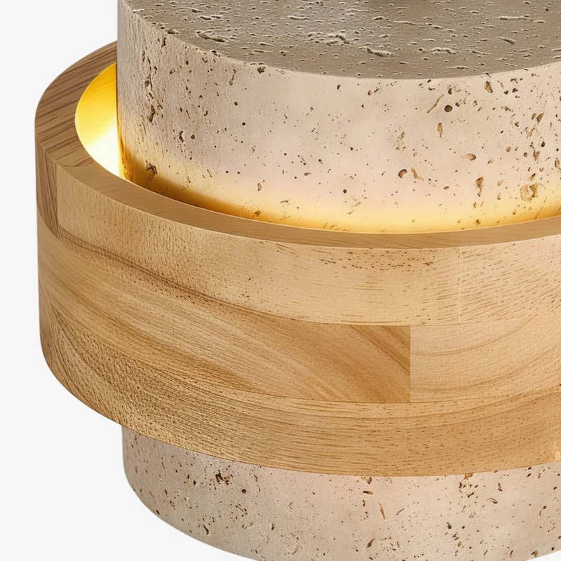 Travertin-Steinschirm und warmer Holzring als Detail