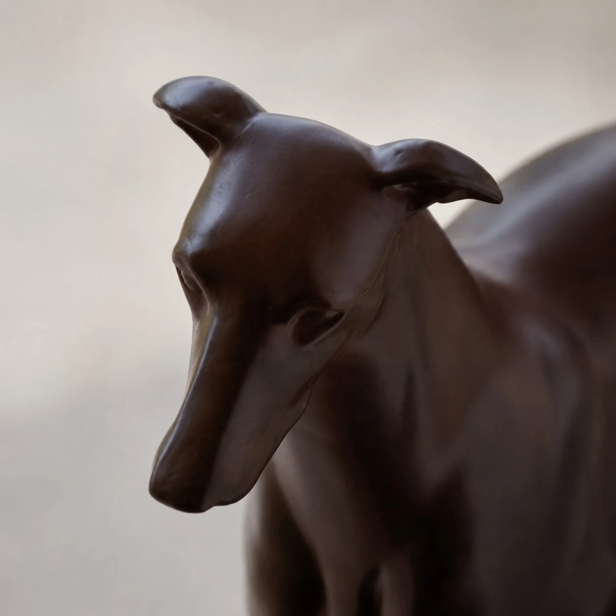Detalle de la cabeza de la escultura decorativa de resina de un perro galgo