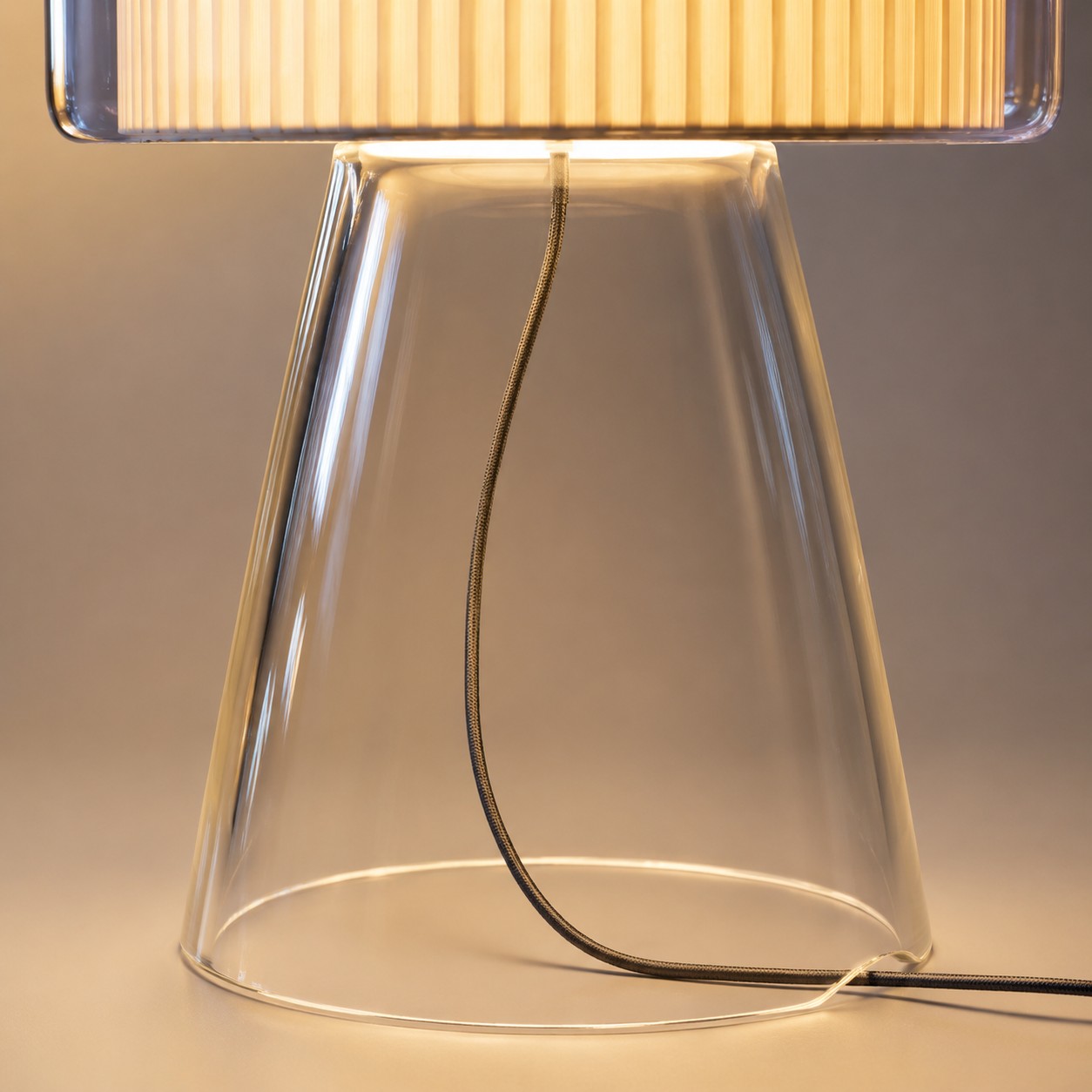 Lámpara de mesa de cristal natural con pantalla de tela y detalles de acabado