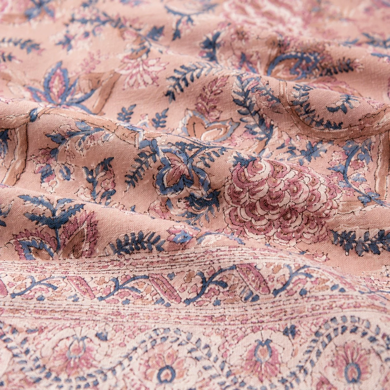 Textura tejida con un borde floral suavizado.