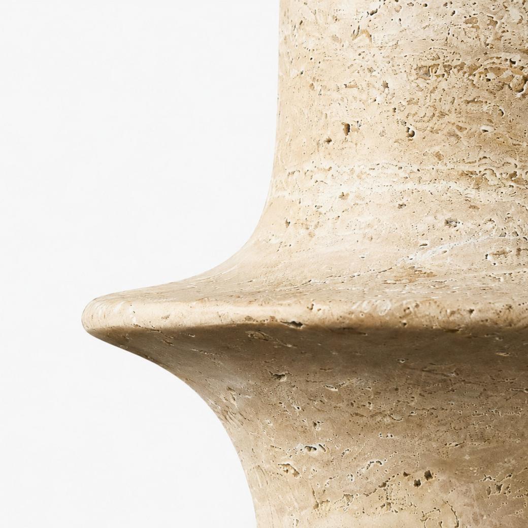 Detalle en primer plano del borde de travertino pulido con poros naturales.