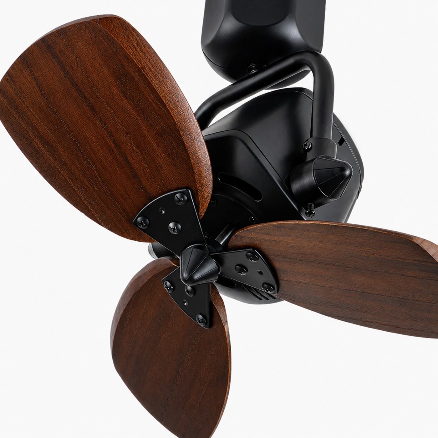 Aspas de ventilador con vetas de madera y detalle de buje reforzado