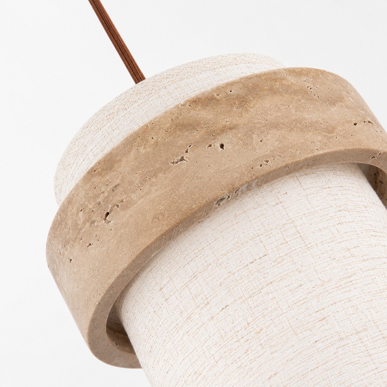 Detailopname van travertin en stoffen zonwering