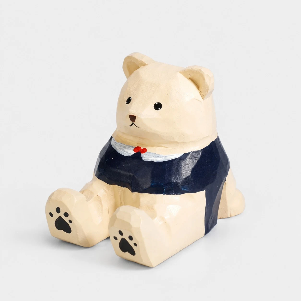 Supporto per telefono in legno intagliato a mano a forma di orso nero con fiocco.