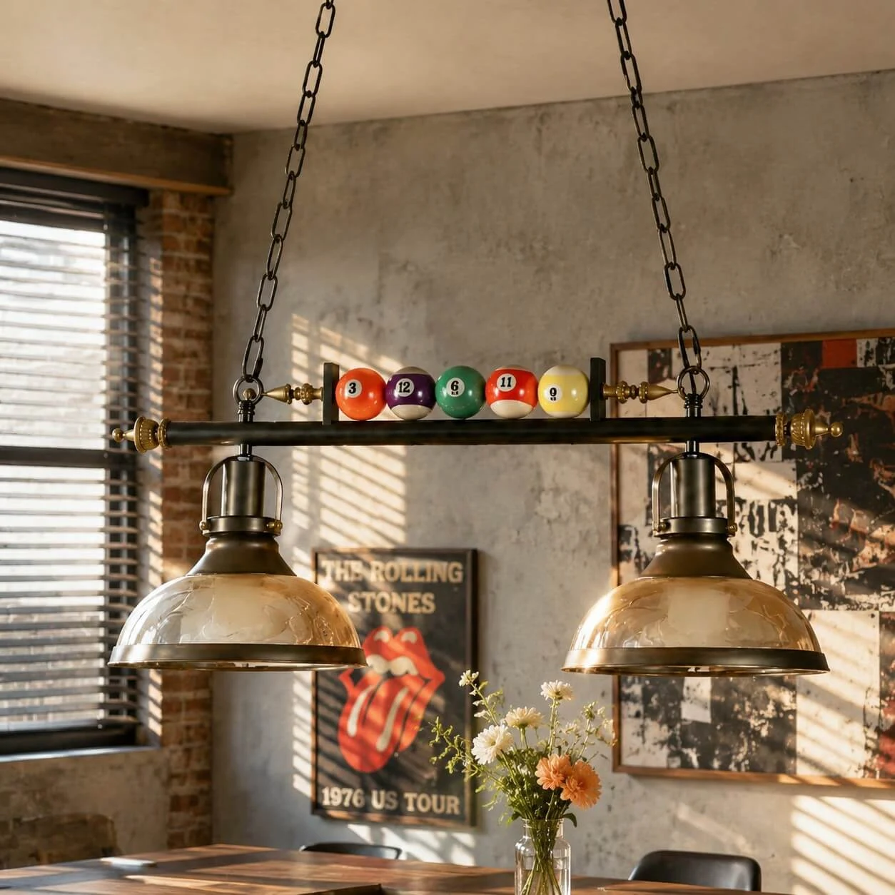 Dos pantallas de cristal ámbar sobre una mesa de billar en una habitación de estilo industrial.